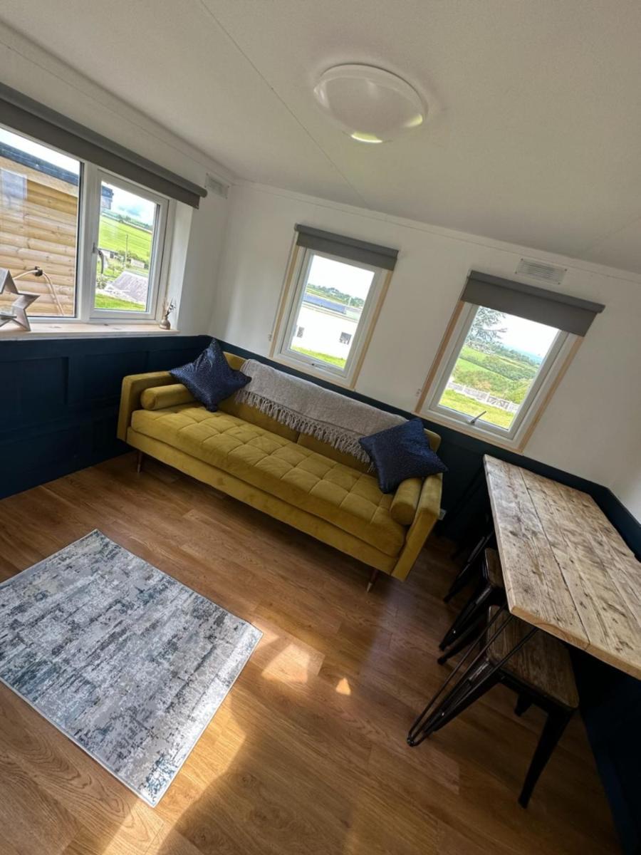 Tracey'S Hideaway - With Hot Tub & Amazing Views 호텔 Llanasa 외부 사진