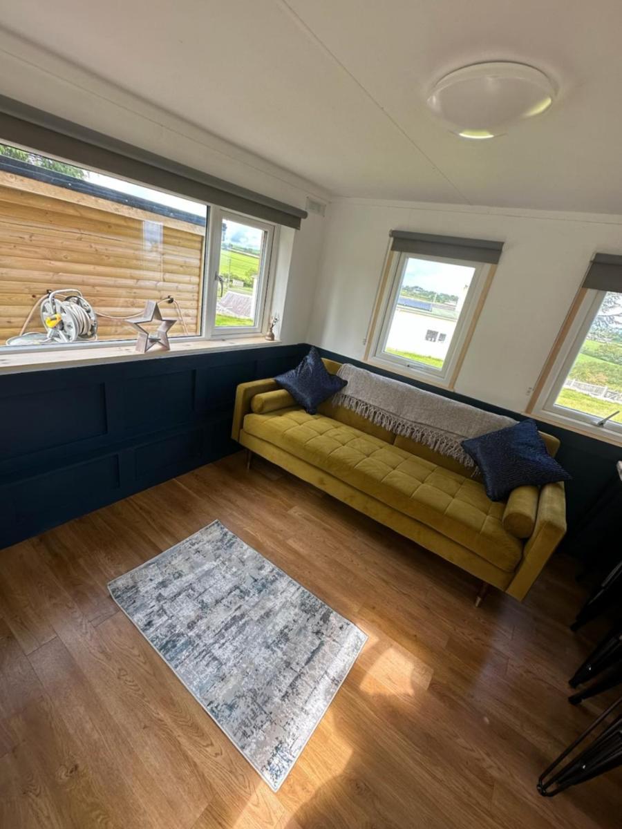 Tracey'S Hideaway - With Hot Tub & Amazing Views 호텔 Llanasa 외부 사진