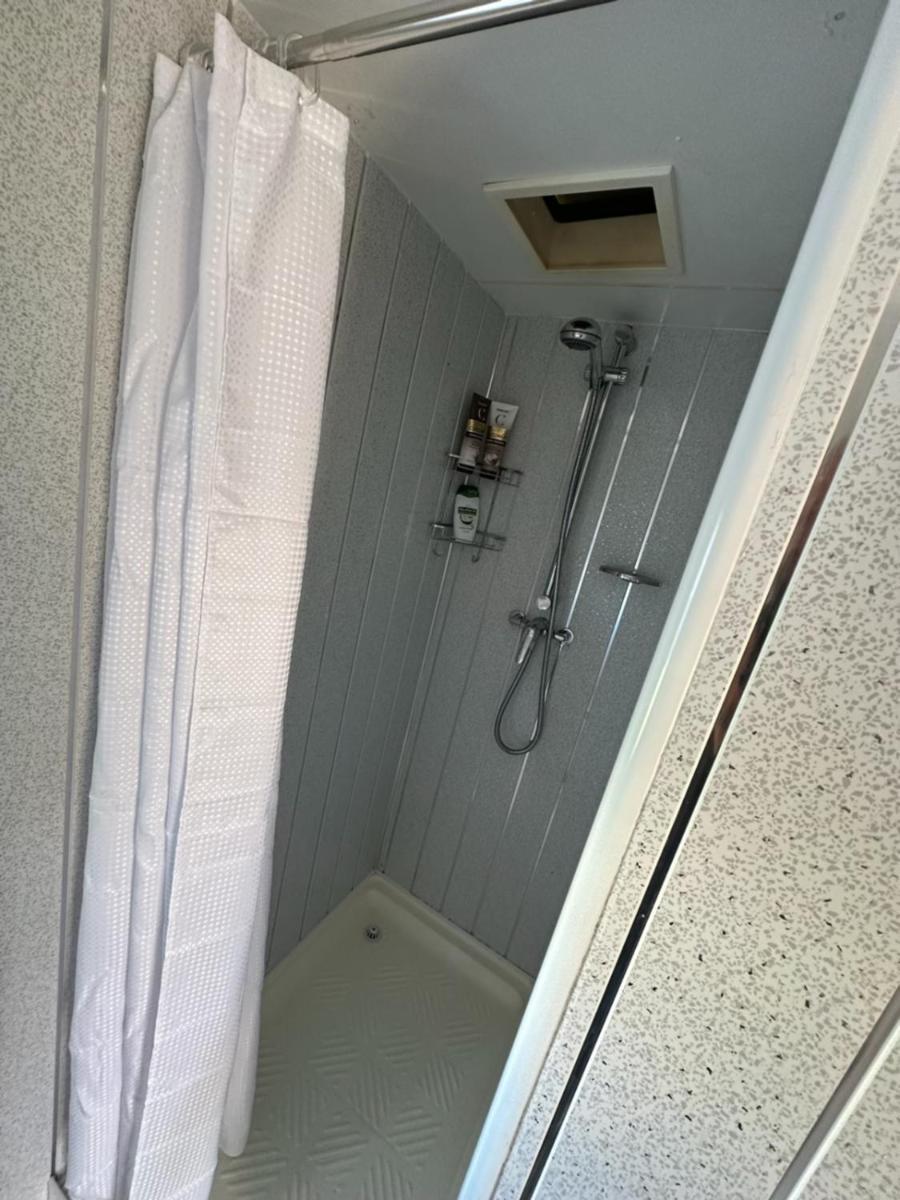 Tracey'S Hideaway - With Hot Tub & Amazing Views 호텔 Llanasa 외부 사진